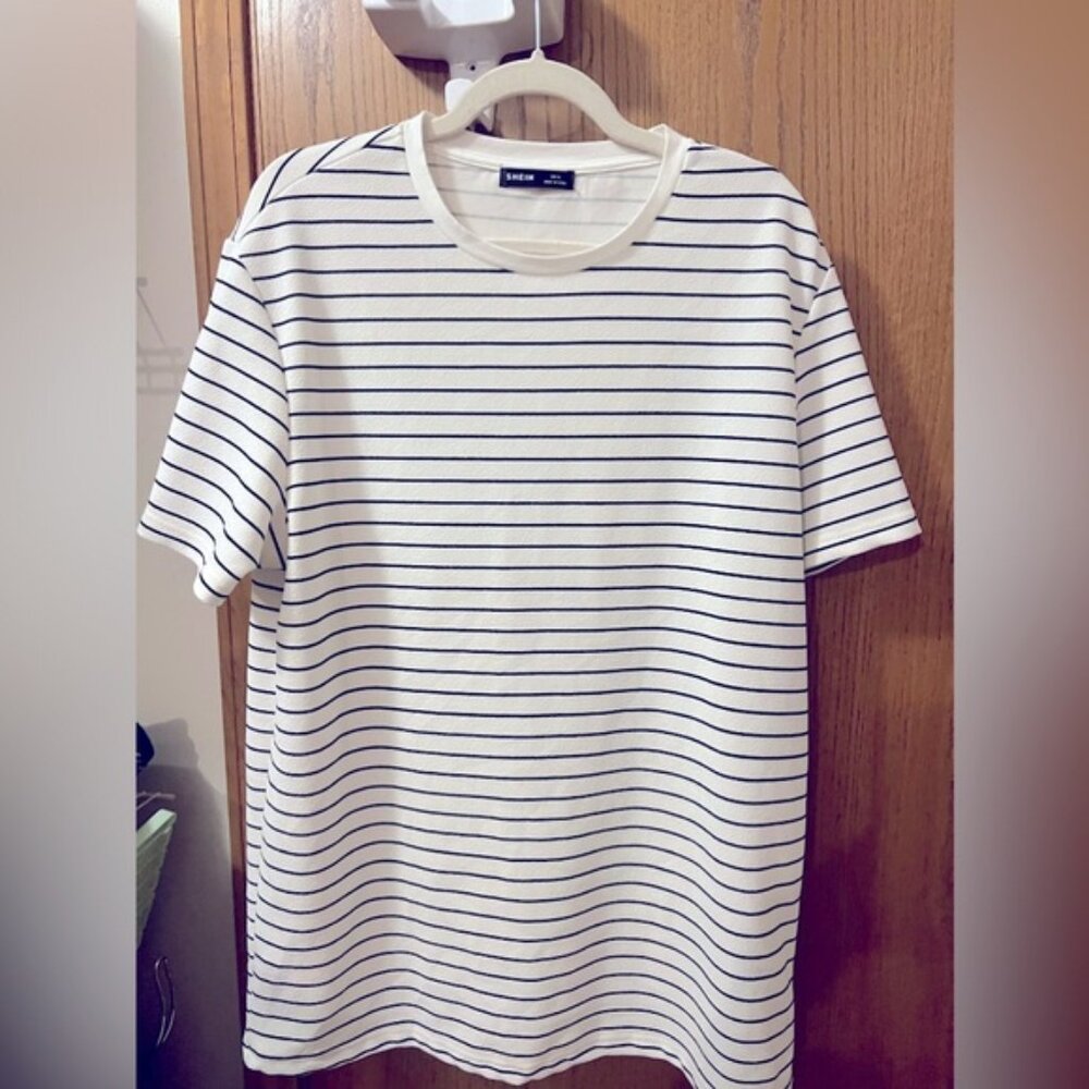 Men’s black and white striped T-shirt, extra large